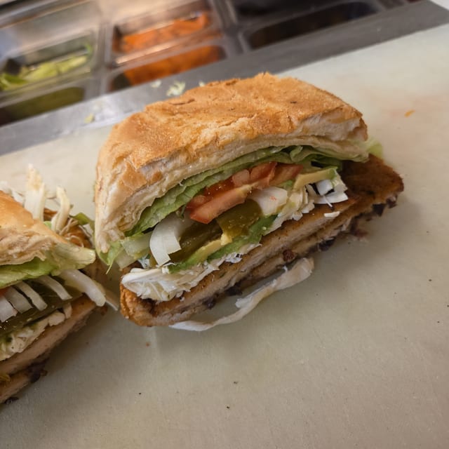 Milanesa de pollo torta.
